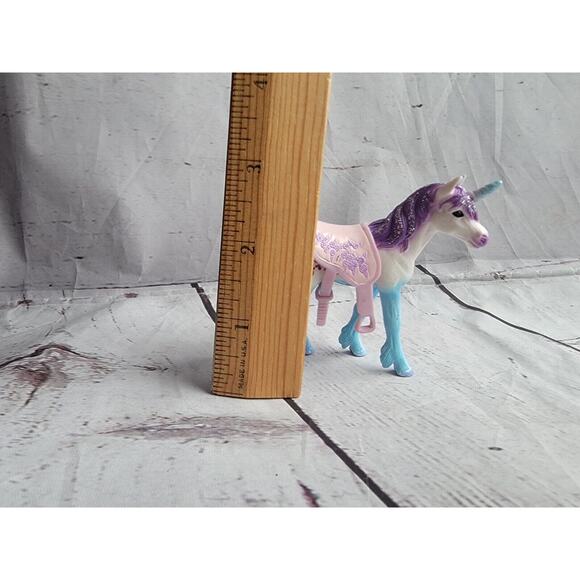Schleich Olaria Unicorn Foal PVC Figure, Baby Unicorn, Colt, #70589, Mythical - Picture 3 of 7